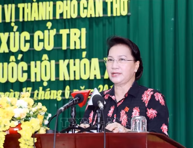 Chủ tịch Quốc hội Nguyễn Thị Kim Ngân phát biểu tại buổi tiếp xúc cử tri.