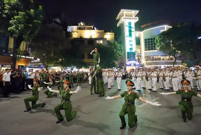 Những người chiến sĩ Công an thân thiện bên Hồ Gươm chiếm nhiều tình cảm của du khách.