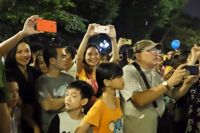 Người dân thích thú theo dõi màn biểu diễn.