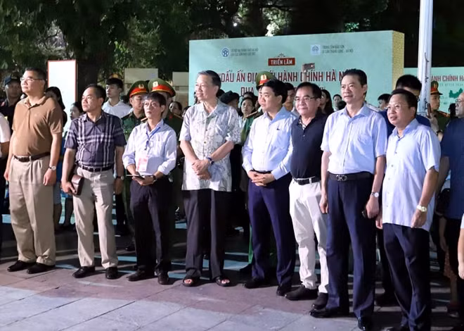 Đại tướng Tô Lâm, Uỷ viên Bộ Chính trị, Bộ trưởng Bộ Công an; đồng chí Nguyễn Đức Chung, Uỷ viên Trung ương Đảng, Chủ tịch UBND TP Hà Nội; Trung tướng Mai Văn Hà, Cục trưởng Cục Truyền thông CAND hoà cùng dòng người trên phố đi bộ thưởng thức những giai điệu hào hùng.