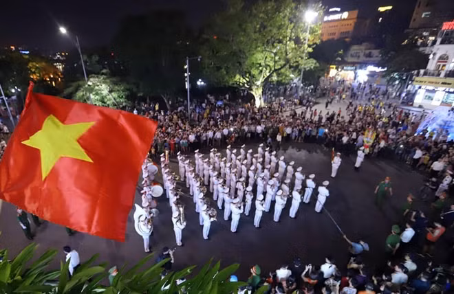 Hình ảnh những người nghệ sĩ, chiến sĩ xếp thành đội hình ngay ngắn giữa lòng đường thu hút sự chú ý của nhiều người.