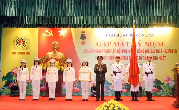 Bộ trưởng Tô Lâm trao Huân chương Bảo vệ Tổ quốc hạng Nhất tặng HPN Bộ Công an