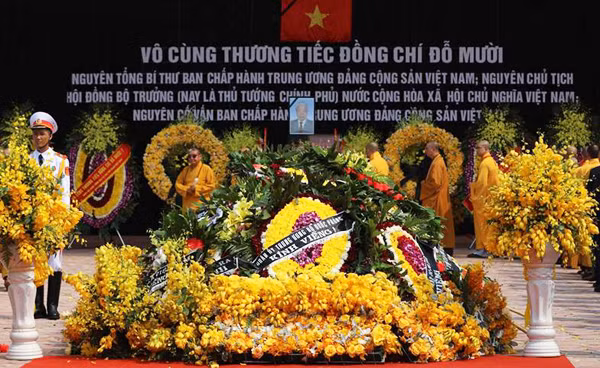 Những vòng hoa xếp kín huyệt mộ cố Tổng bí thư. Ảnh: Ngọc Thành