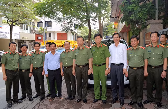 Bộ trưởng Tô Lâm và các đại biểu chụp ảnh kỷ niệm