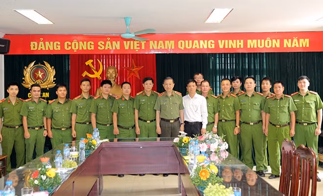Bộ trưởng Tô Lâm cùng cán bộ, chiến sỹ Công an phường Quán Thánh.