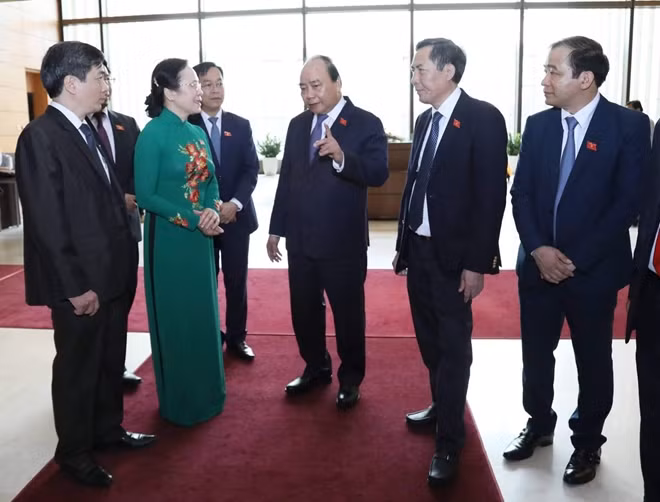 Thủ tướng Nguyễn Xuân Phúc trao đổi với các đại biểu Quốc hội. Ảnh VGP/Nhật Bắc chụp sáng 20/5/2019.