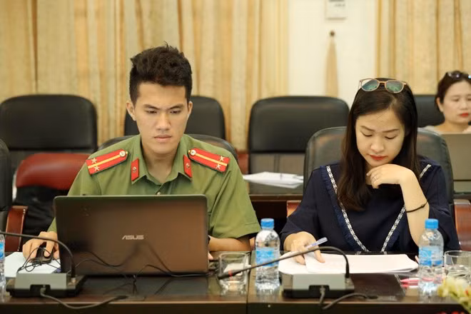 Biên tập viên Báo CAND đang chuyển câu hỏi tới các vị khách mời.