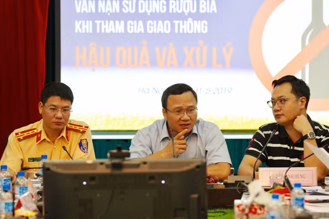 Ba vị khách mời giao lưu với độc giả.