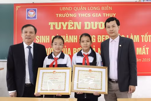 Tuyên dương 2 học sinh trả lại 20 triệu đồng cho người đánh rơi