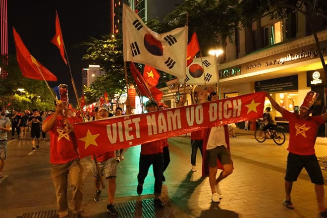 Hai cờ Việt Nam - Hàn Quốc song hành.