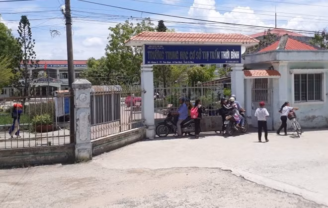 Trường THCS thị trấn Thới Bình không phân công đứng lớp giảng dạy đối với thầy giáo dạy bị tố sàm sỡ nữ sinh.