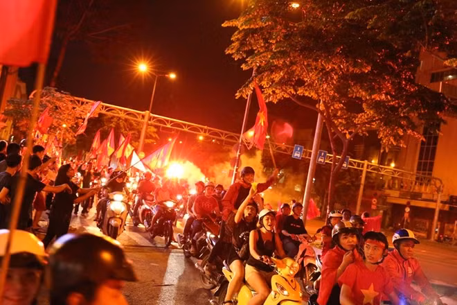 Người dân đổ ra đường ăn mừng chiến thắng.