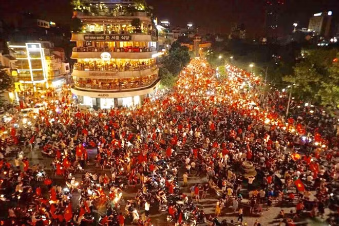Khu vực Bờ Hồ không còn một chỗ trống.