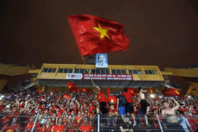 Cổ động viên tiếp sức cho đội bóng tại Sân vận động Hàng Đẫy. (Ảnh Phong Sơn)