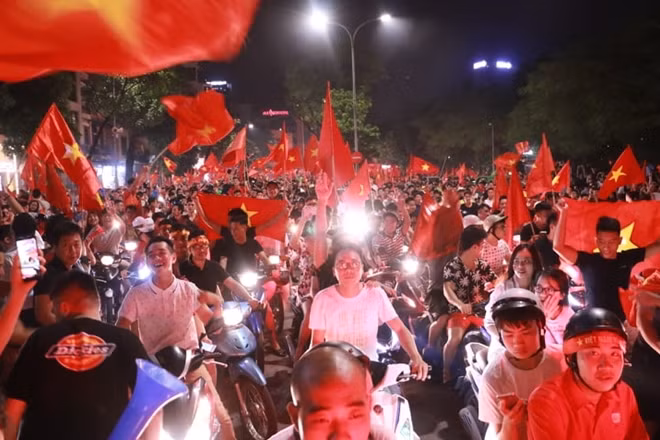 Rợp trời cờ đỏ.
