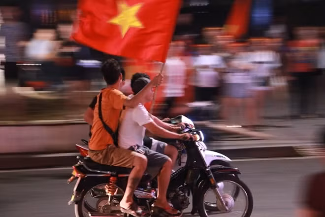 Những cổ động viên xuống đường mừng chiến thắng.
