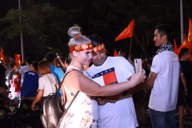 Du khách nước ngoài chung vui cùng các CĐV Việt Nam.