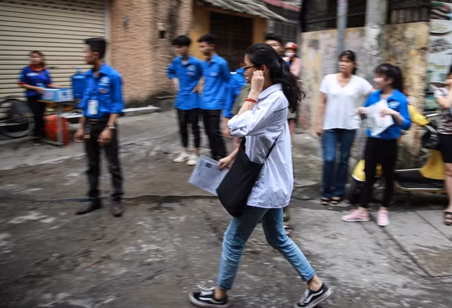 Vào phòng thi.