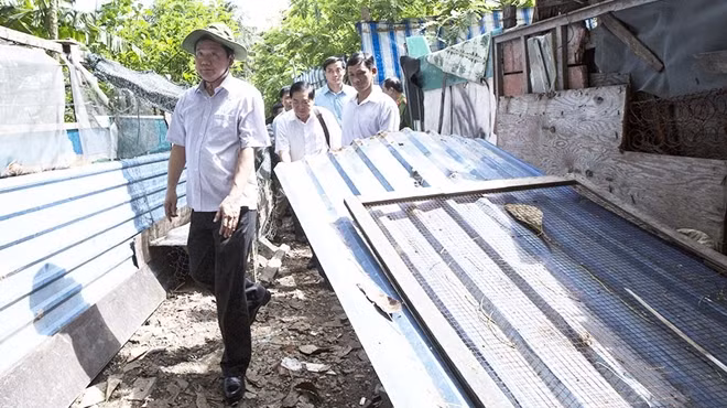 Bí thư Thăng đang khảo sát cuộc sống của người dân trên tuyến rạch Xuyên Tâm.
