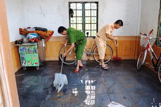 Các chiến sĩ Công an Quảng Bình dọn nhà giúp dân.