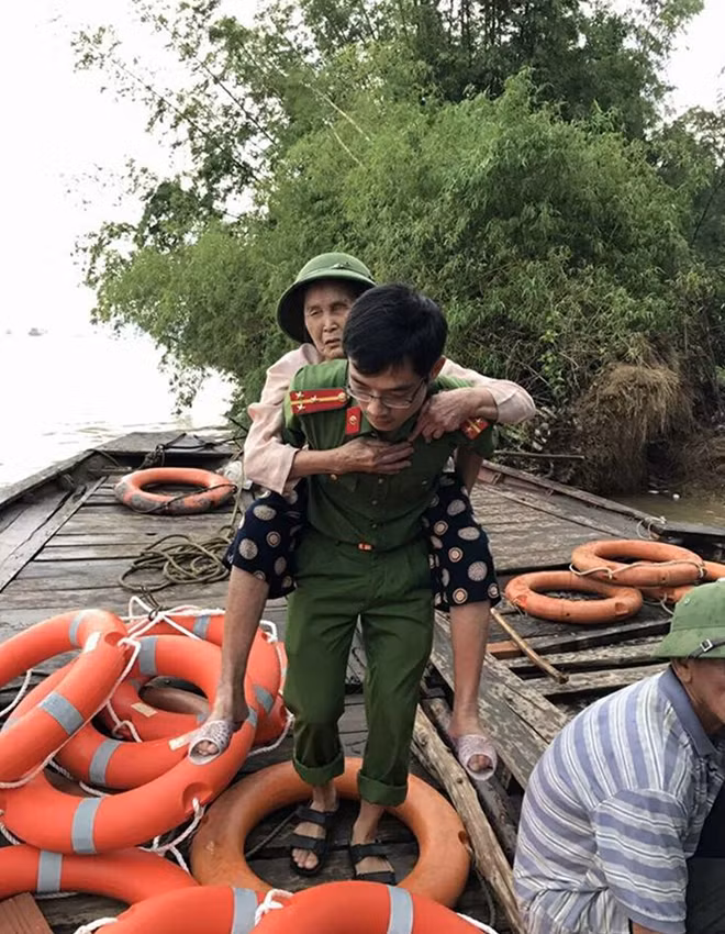 Đưa người dân đi tránh bão trở về nhà.