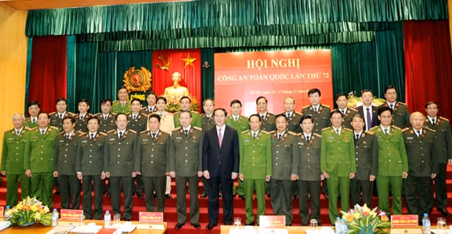Chủ tịch nước Trần Đại Quang; Bộ trưởng Tô Lâm chụp ảnh lưu niệm với các đại biểu dự Hội nghị.