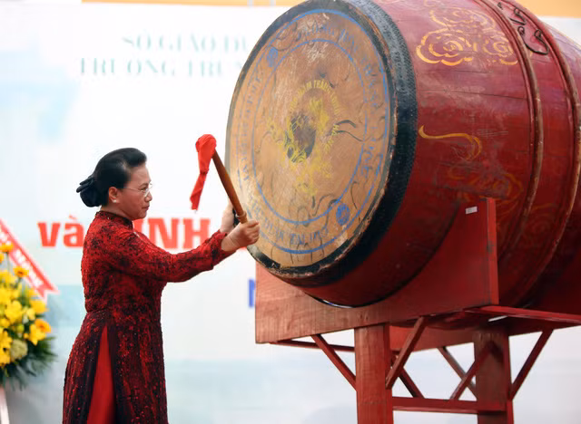 Chủ tịch Quốc hội Nguyễn Thị Kim Ngân đánh trống khai giảng năm học mới.