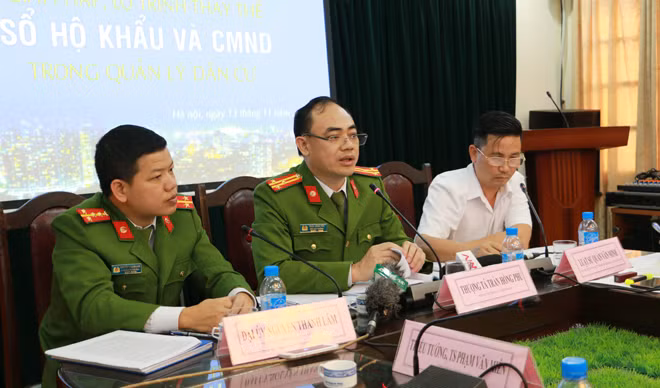 Các vị khách mời đang trả lời câu hỏi của độc giả.