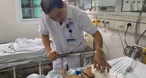 Ths. Nguyễn Đình Hưng kiểm tra sức khỏe của bệnh nhi sau khi được mổ. Ths. Nguyễn Đình Hưng kiểm tra sức khỏe của bệnh nhi sau khi được mổ.