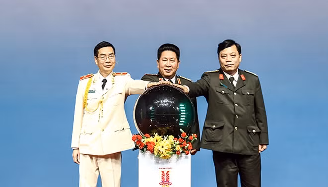 Trung tướng Bùi Văn Thành, Thứ trưởng Bộ Công an; Đại tá Nguyễn Hải Trung, Phó Tổng cục trưởng Tổng cục Chính trị CAND; Thiếu tướng Phạm Văn Miên, Tổng Biên tập Báo CAND nhấn nút Khai trương trang Báo điện tử CAND phiên bản tiếng Trung Quốc