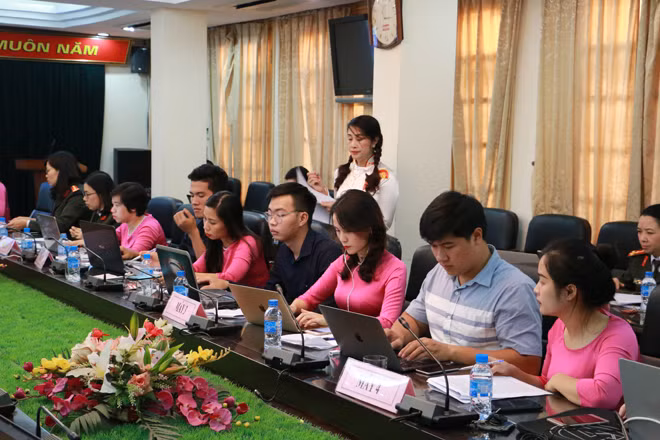 Các BTV Báo CAND Điện tử đang chuyển các câu hỏi của độc giả tới các vị khách mời.