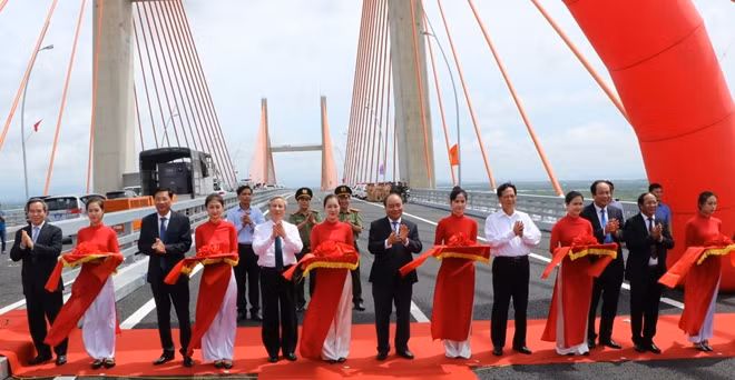 Thủ tướng Chính phủ cùng các đồng chí lãnh đạo Trung ương và địa phương cắt băng khánh thành.