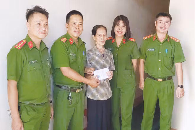 Ðại úy H Lung Mlô cùng Công an thị trấn Quảng Phú phối hợp với tổ dân phố số 7 trao quà cho hộ gia đình khó khăn. Ðại úy H Lung Mlô cùng Công an thị trấn Quảng Phú phối hợp với tổ dân phố số 7 trao quà cho hộ gia đình khó khăn.