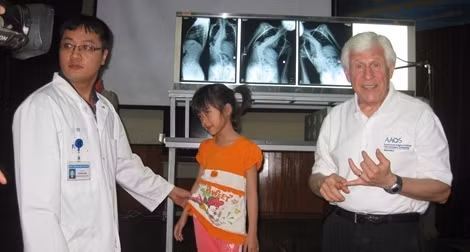 Chuyên gia hàng đầu thế giới sang Việt Nam phẫu thuật cho trẻ vẹo cột sống