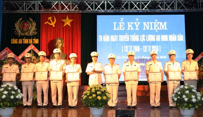 Đại tá Lê Văn Sao, Giám đốc CA tỉnh trao giấy khen tặng các tập thể đạt thành tích trong cuộc thi tìm hiểu 70 năm truyền thống lực lượng ANND.