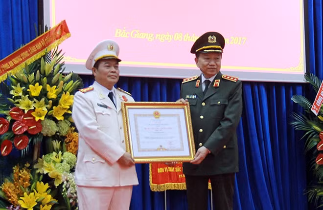 Thừa uỷ quyền của Chủ tịch nước, Bộ trưởng Tô Lâm trao Huân chương Chiến công hạng Nhất cho Đại tá Phạm Mạnh Thường, Giám đốc Công an tỉnh Bắc Giang.