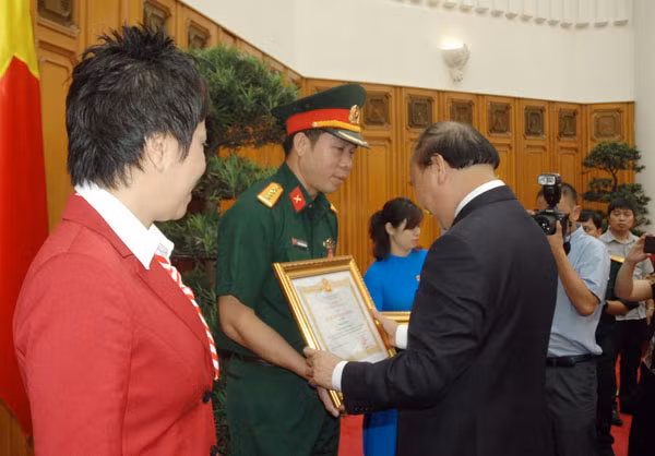 Xạ thủ Hoàng Xuân Vinh được trao Huân chương Lao động hạng nhất