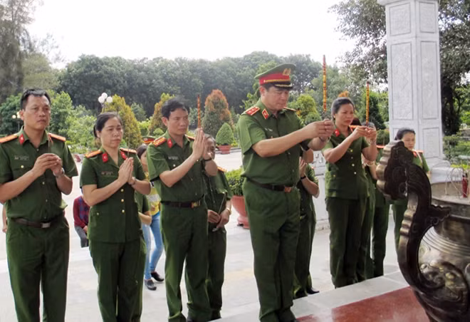 Trung tướng Nguyễn Văn Vượng, Tư lệnh CSCĐ cùng đoàn công tác dâng hương tại Nghĩa trang quốc gia Đồi 82 Tân Biên, tỉnh Tây Ninh.