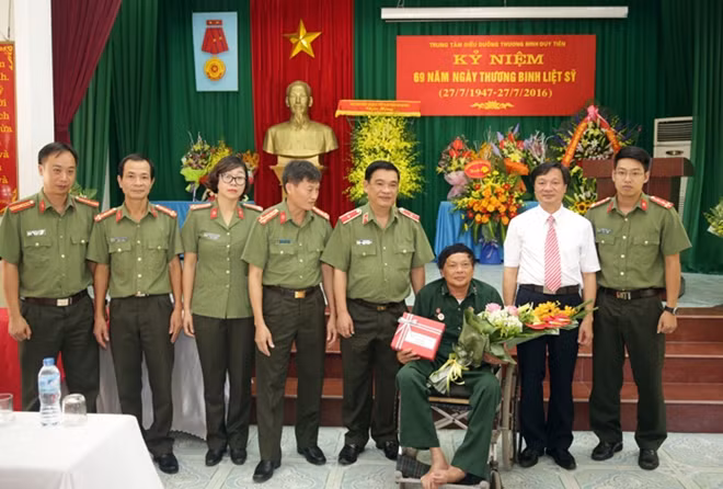 Đoàn Tổng cục An ninh tri ân với các thương bệnh binh tại Trung tâm điều dưỡng thương binh Duy Tiên (tỉnh Hà Nam).