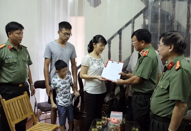 Thiếu tướng Nguyễn Văn Dư, Phó Tổng cục trưởng Tổng cục HC-KT tặng quà và trao tiền hỗ trợ hàng tháng cho thân nhân gia đình Liệt sỹ CAND.