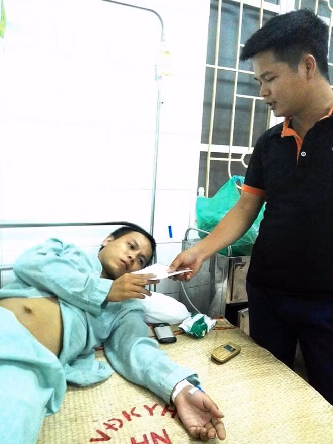 Dù không quen biết nhưng nhiều người vẫn chung tay giúp đỡ Hiếu vượt qua khó khăn.
