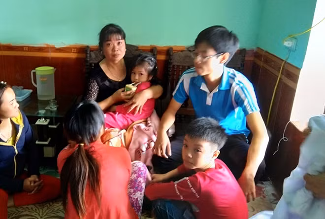 Cháu bé sau khi được giải cứu.
