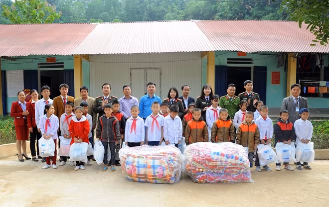 Đại diện Đoàn Thanh niên Báo CAND, Hội Phụ nữ Công an tỉnh; Công an huyện Quang Bình và nhà hảo tâm thăm hỏi, trao quà tới các em học sinh xã Bản Rịa.