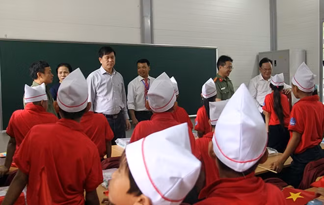 Lãnh đạo tỉnh Sơn La động viên các em học sinh dịp năm học mới.