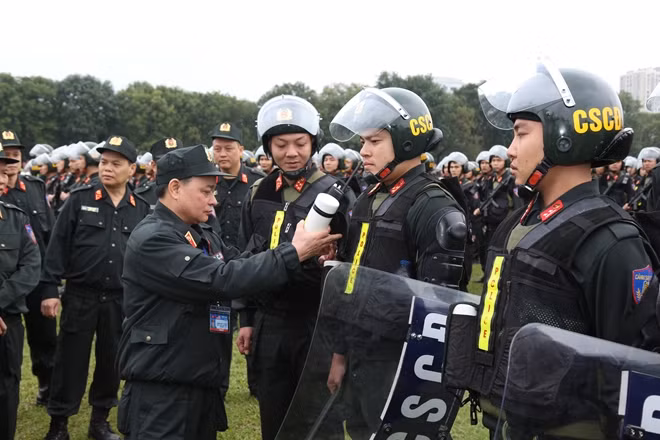 Trung tướng Phạm Quốc Cương, Tư lệnh CSCĐ kiểm tra công tác ứng trực làm nhiệm vụ tại Lễ xuất quân bảo vệ Hội nghị Thượng đỉnh Mỹ - Triều Tiên Trung tướng Phạm Quốc Cương, Tư lệnh CSCĐ kiểm tra công tác ứng trực làm nhiệm vụ tại Lễ xuất quân bảo vệ Hội nghị Thượng đỉnh Mỹ - Triều Tiên