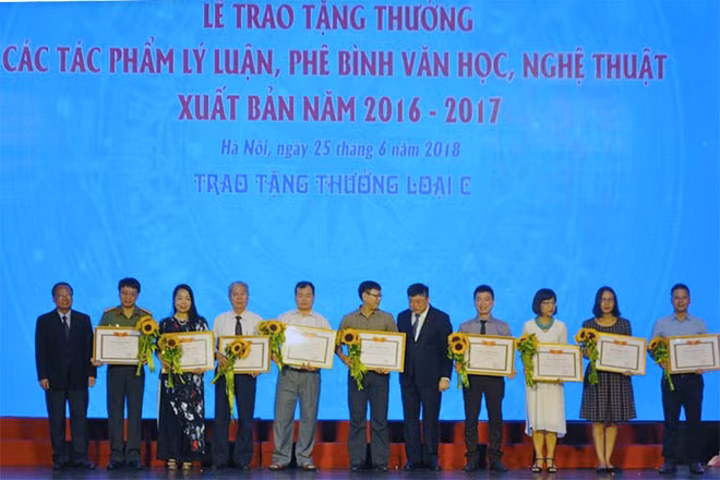 Đại tá, nhà thơ Phạm Khải và các tác giả nhận tặng thưởng mức C của Ban Bí thư Trung ương Đảng