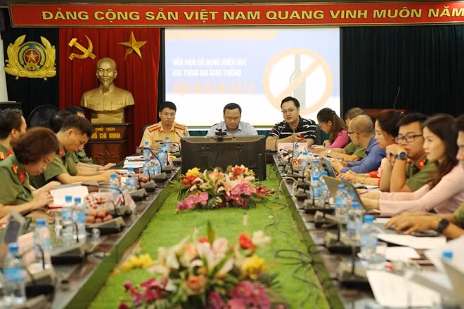 Ba vị khách mời giao lưu với độc giả.