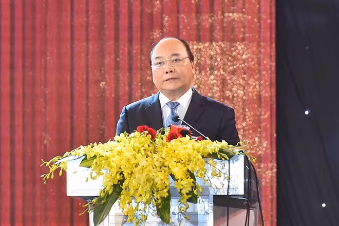 Thủ tướng Nguyễn Xuân Phúc đánh giá cao, nhiệt liệt chúc mừng những thành tựu to lớn, quan trọng mà Đảng bộ, chính quyền, các dân tộc trên địa bàn tỉnh Trà Vinh đã đạt được trong những năm qua. Ảnh: VGP/Quang Hiếu.