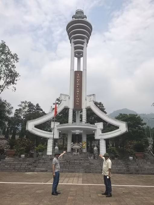 Thắp nến tri ân anh hùng liệt sĩ tại nghĩa trang Vị Xuyên