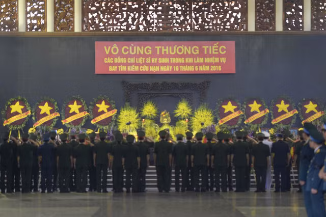 Đoàn Bộ Quốc phòng cúi đầu tiễn biệt. Ảnh Mạnh Thắng.